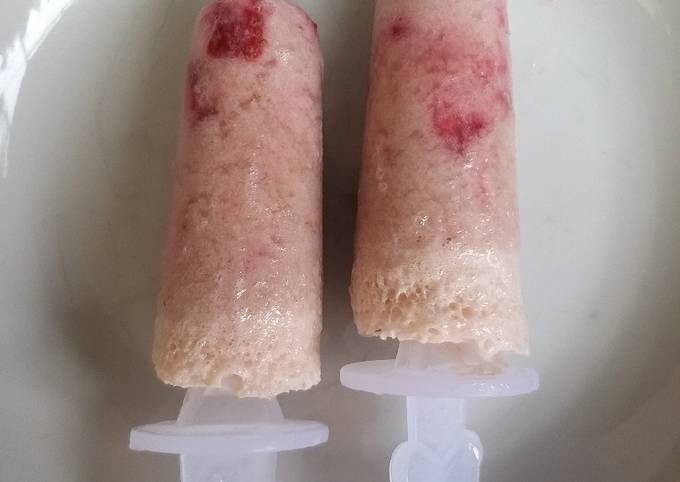 Langkah Mudah untuk Membuat Es Smoothies Strawberry Pisang popsicle, Lezat