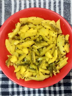 કારેલા બટાકા નું શાક (Karela Bataka Shak Recipe In Gujarati) રેસીપી મુખ્ય ફોટો
