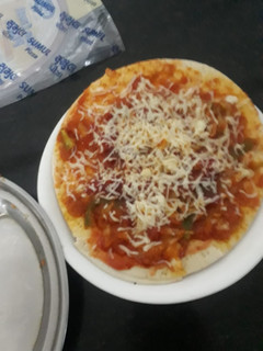 पिज़्ज़ा (pizza recipe in Hindi) रेसिपी मुख्य फोटो