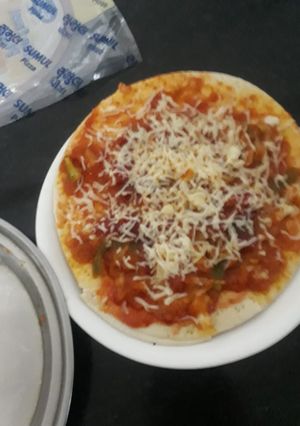 पिज़्ज़ा (pizza recipe in Hindi) रेसिपी मुख्य फोटो