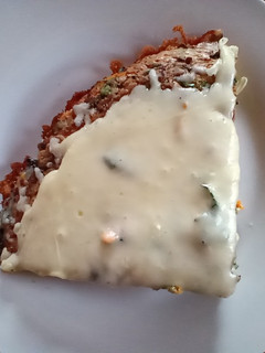 Una foto de La tortilla de Popeye (espinaca+zanahoria+avena+queso)