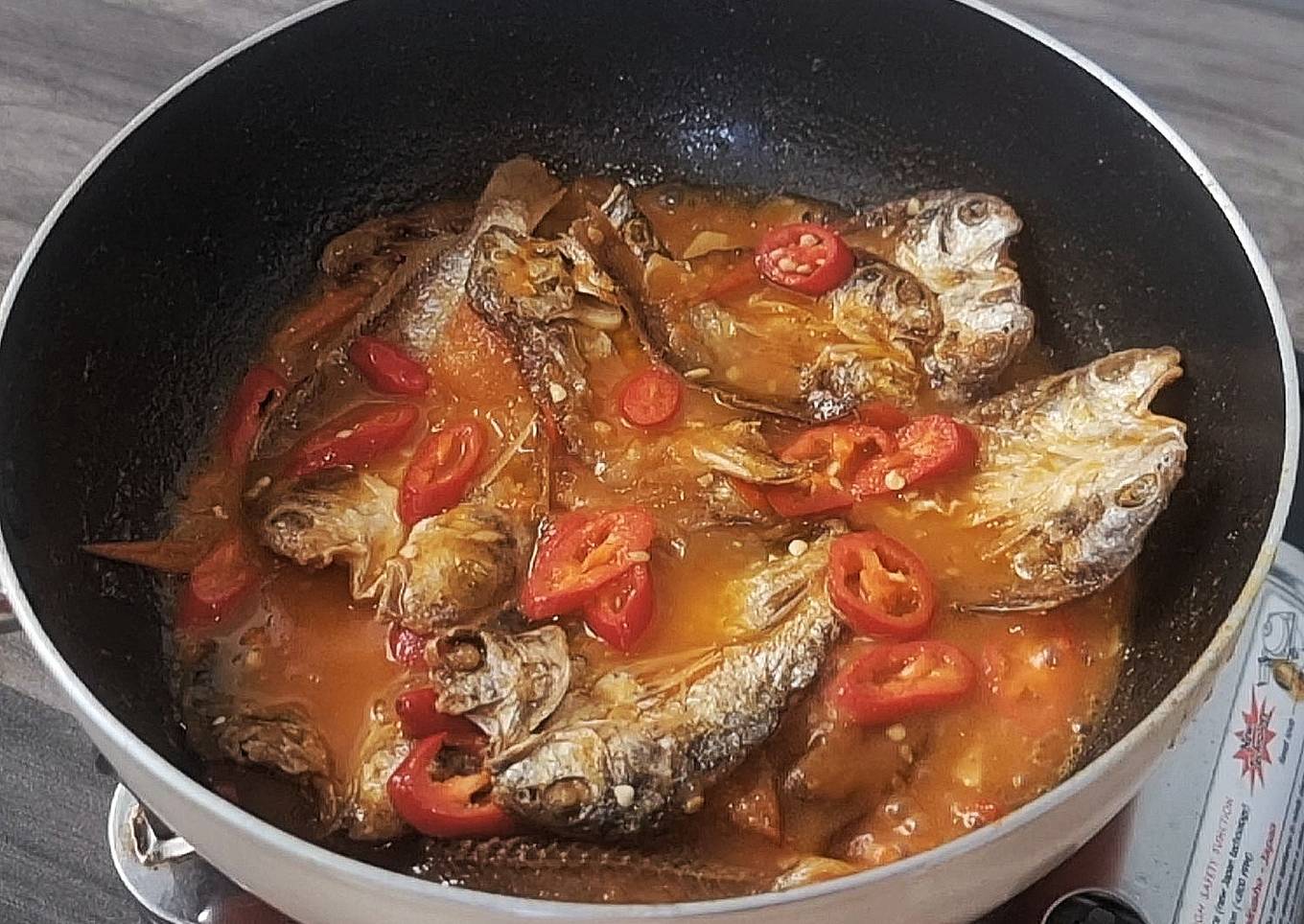 Bagaimana Menyiapkan Ikan Asin Tomat Bumbu Iris yang Lezat Sekali