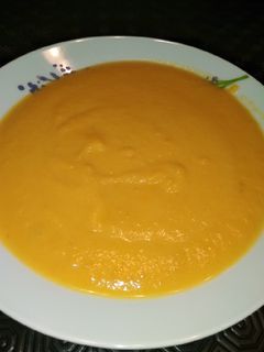 Una foto de Vichyssoie de zanahoria con manzanas y cúrcuma
