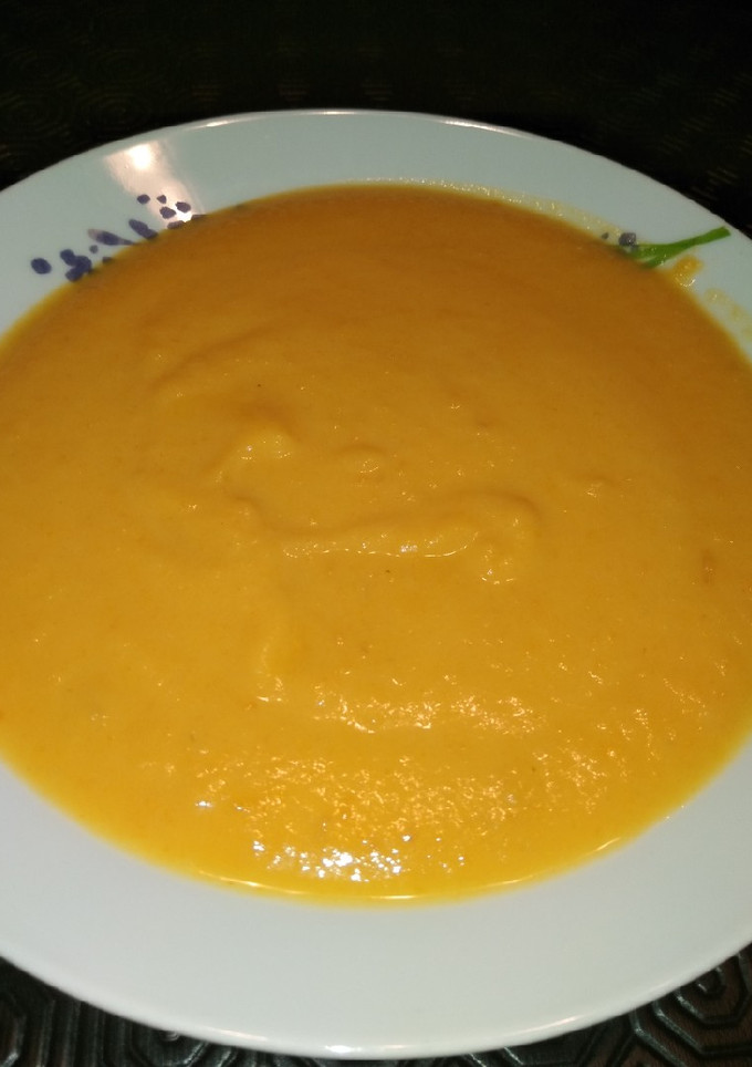 Una foto de Vichyssoie de zanahoria con manzanas y cúrcuma