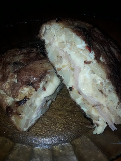 Una foto de Tortilla de papa rellena