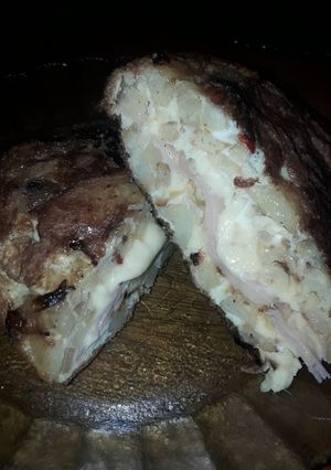 Una foto de Tortilla de papa rellena