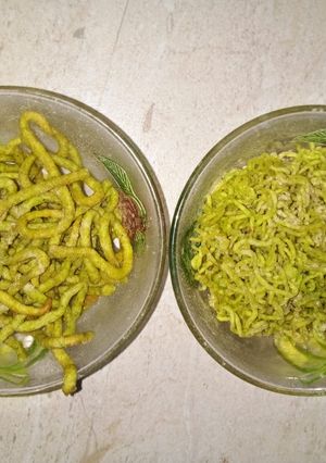 A picture of Aaloo palak sev.