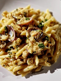 Una foto de Macarrones con sofrito de merluza y almejas