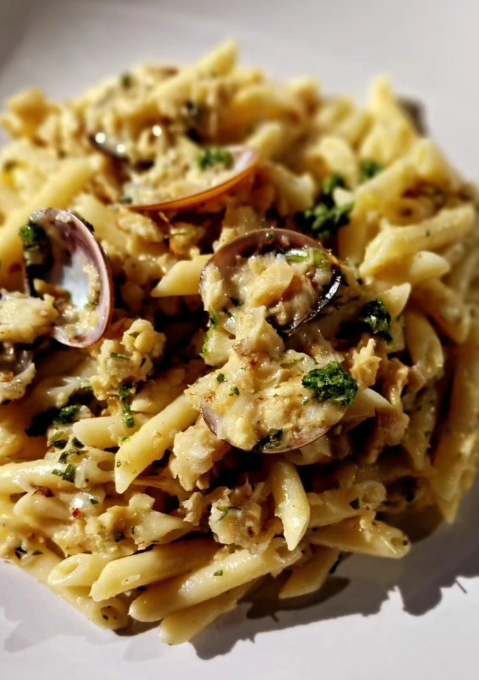 Una foto de Macarrones con sofrito de merluza y almejas