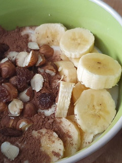 Una foto de Yogur con plátano, cacao puro y frutos secos