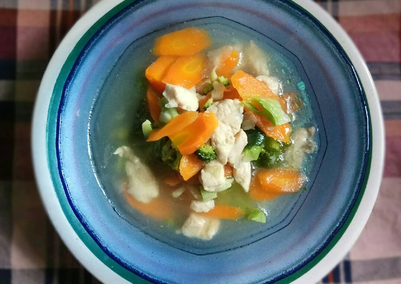Sup ayam dengan brokoli dan wortel