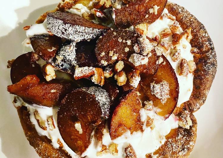 Bebé holandés con ciruelas al horno con canela