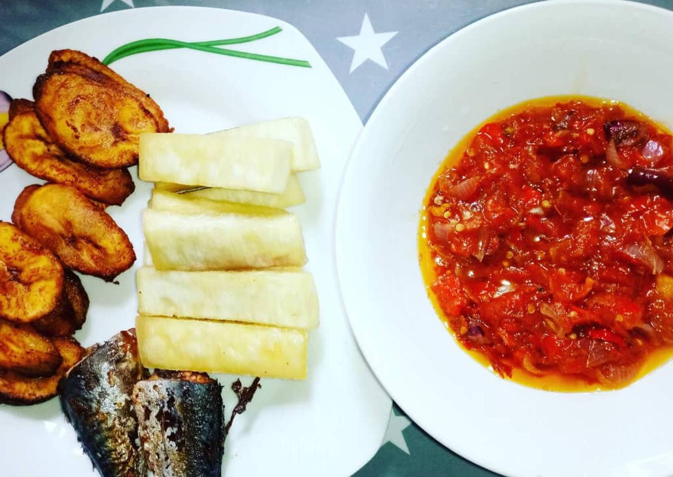 Fried yam, fish, plantain with pepper mix 😋😋😋😋