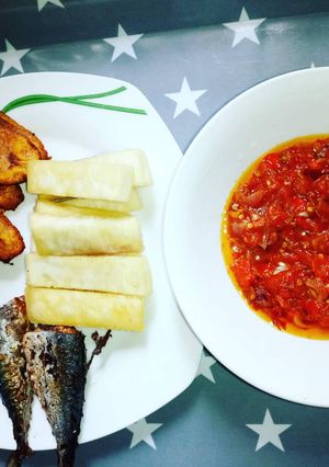 A picture of Fried yam, fish, plantain with pepper mix 😋😋😋😋.