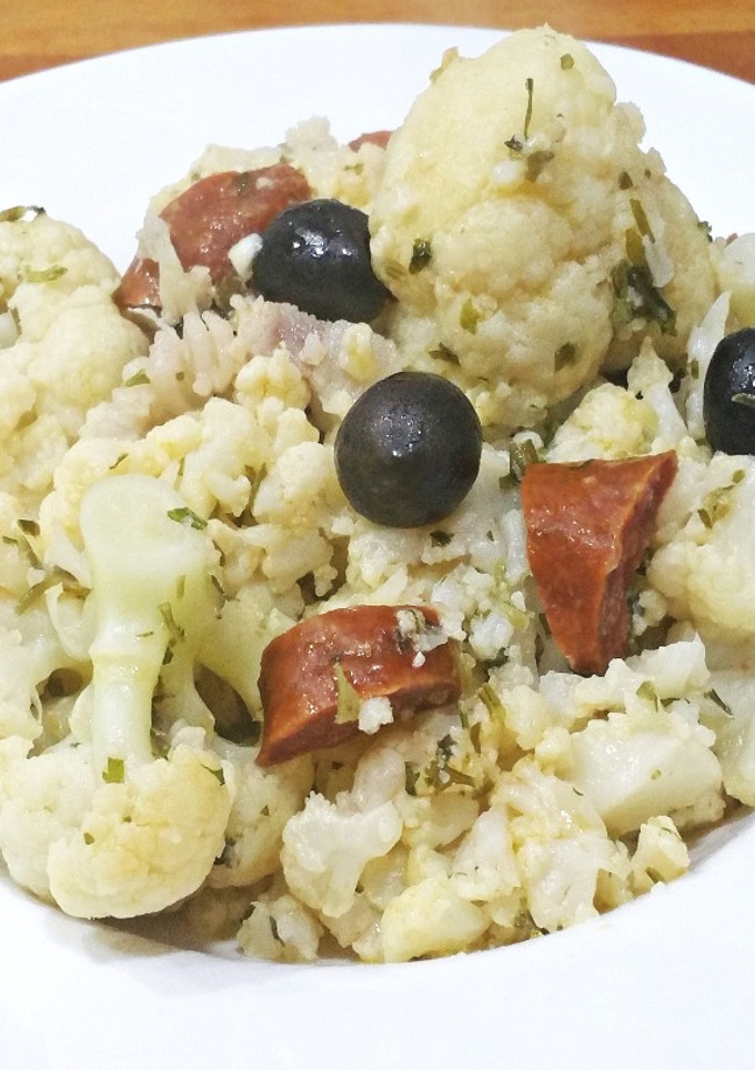 Una foto de Coliflor con olivas negras