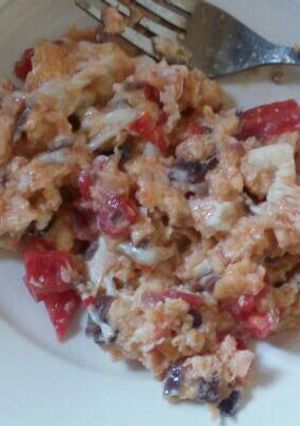 A picture of Eggs with onions and tomatoes.