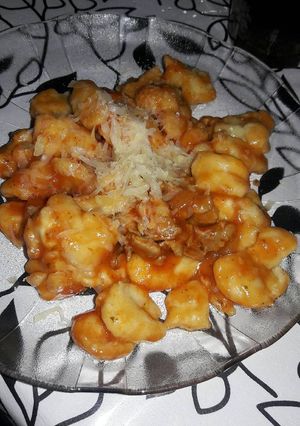 Una foto de Ñoquis de papas caseros con salsa de pollo