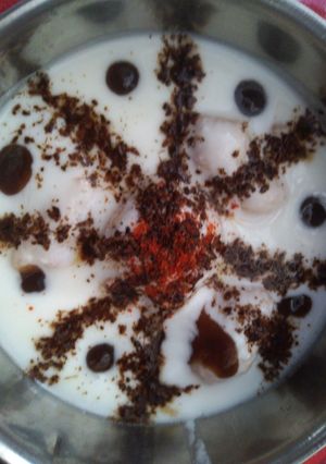A picture of Dahi Bada golden apron.