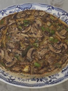 Una foto de Tortilla de champiñones y espárragos