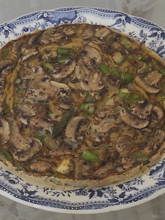Una foto de Tortilla de champiñones y espárragos