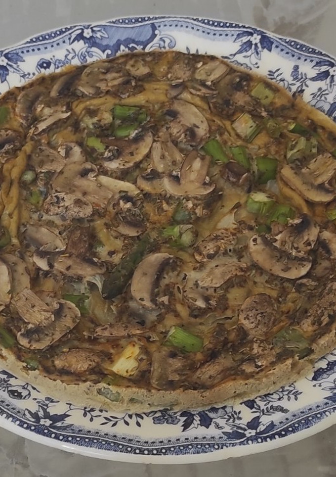 Una foto de Tortilla de champiñones y espárragos