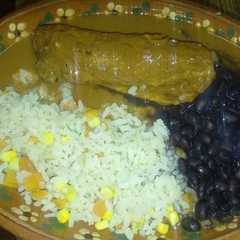 Una foto de Bistec relleno de relleno de chile en nogada a la Mario's