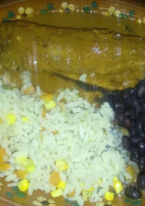 Una foto de Bistec relleno de relleno de chile en nogada a la Mario's