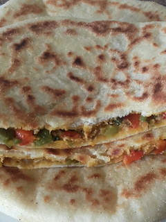 Una foto de Batbout marroquí *panes rellenos / receta de Ramadán