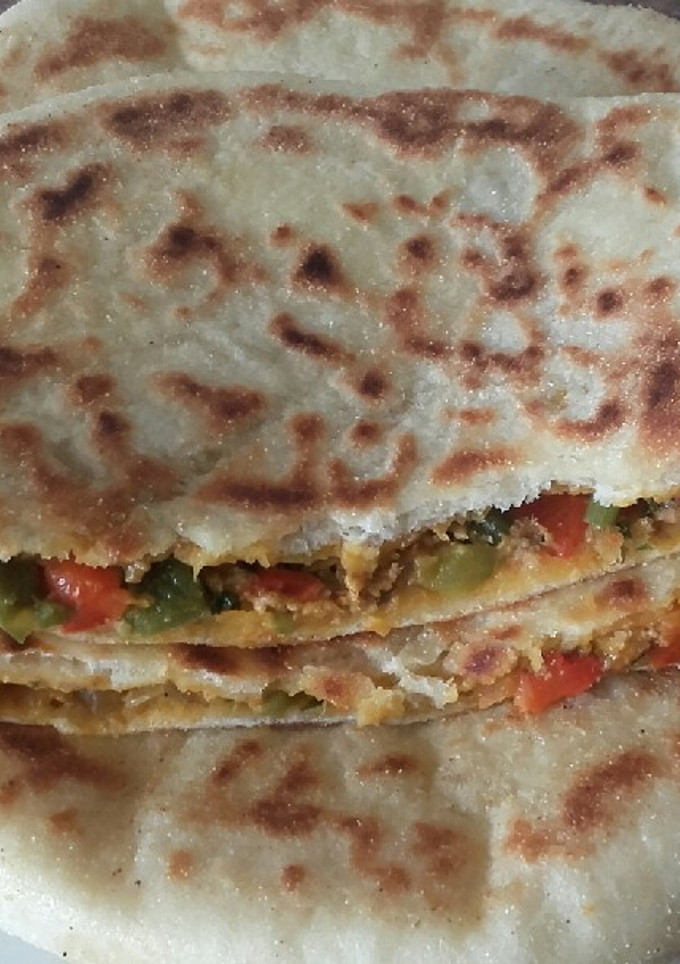 Una foto de Batbout marroquí *panes rellenos / receta de Ramadán