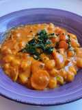 Curry de garbanzos con mango y pollo