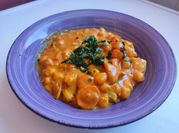 Una foto de curry de pollo con mango