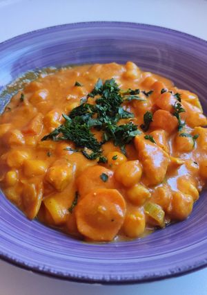 Una foto de Curry de garbanzos con mango y pollo