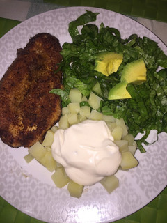 Una foto de Pollo Apanado con ensalada de papas y lechuga palta