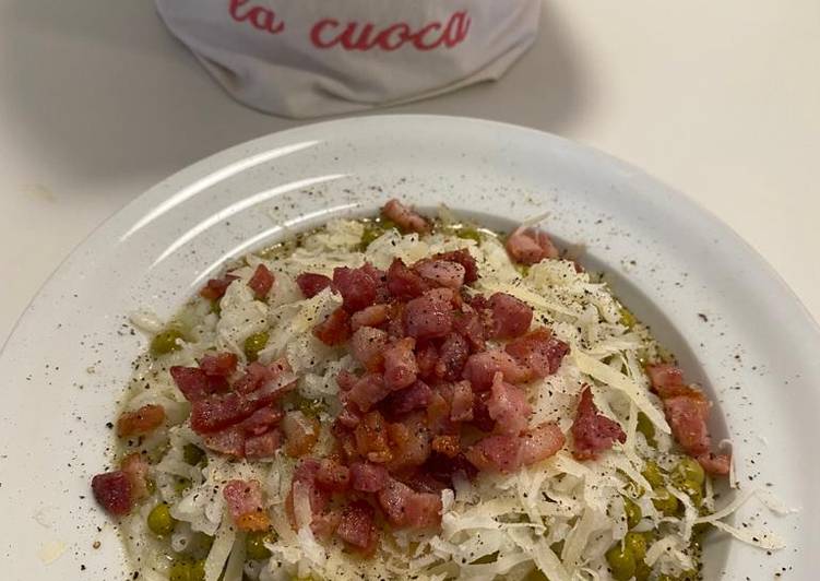 Riso, pisellini verdi e croccante di pancetta