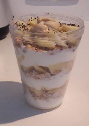 Une photo de Parfait au yaourt et au pomme