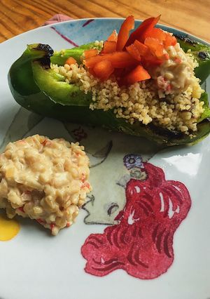 Una foto de Pimiento grillado relleno con cuscús y salsa de kanikama