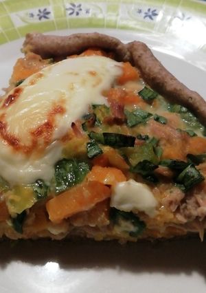 Una foto de Tarta de verduras y atún con masa casera