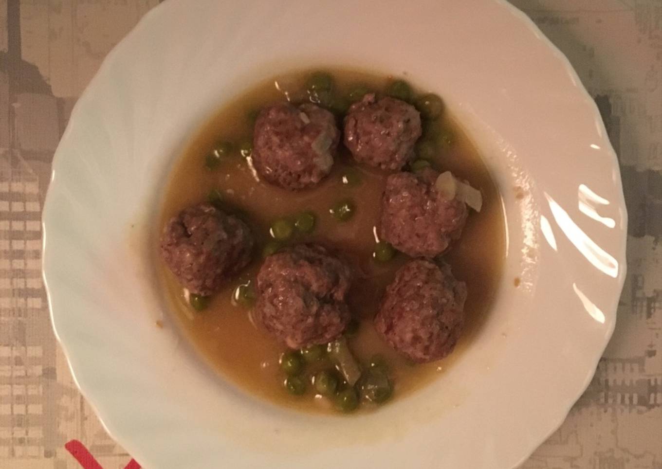 Albóndigas con guisantes