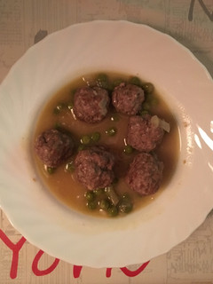 Una foto de Albóndigas con guisantes