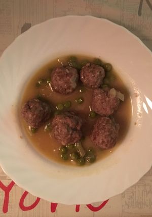 Una foto de Albóndigas con guisantes
