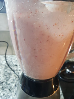 Una foto de Licuado de frutilla y banana con kéfir de leche
