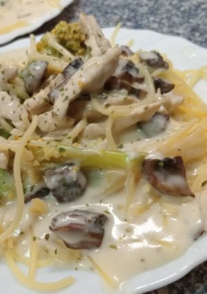 Una foto de Spaghetti con Brócoli y Pollo
