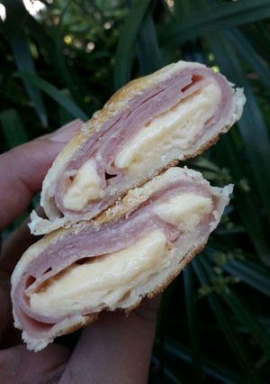 Una foto de Pan relleno de paleta y queso
