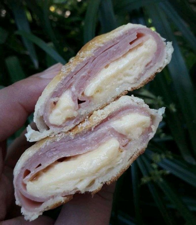 Una foto de Pan relleno de paleta y queso