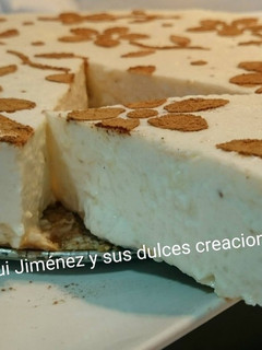 Una foto de Tarta de leche merengada