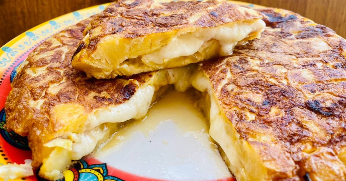 Tortilla de papas rellena con muzzarella y jamón Receta de Norali Cookpad