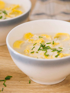 Una foto de Tortellini in brodo (o Tortellinis con caldo)