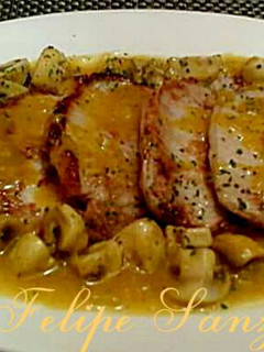 Una foto de Cinta lomo de cerdo, con salsa de champiñones