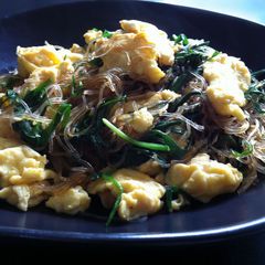 A picture of Stir-fried Harusame (Japanese Vermicelli) with Garlic Chives & Eggs.