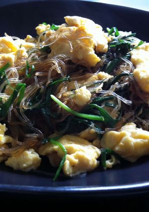 A picture of Stir-fried Harusame (Japanese Vermicelli) with Garlic Chives & Eggs.